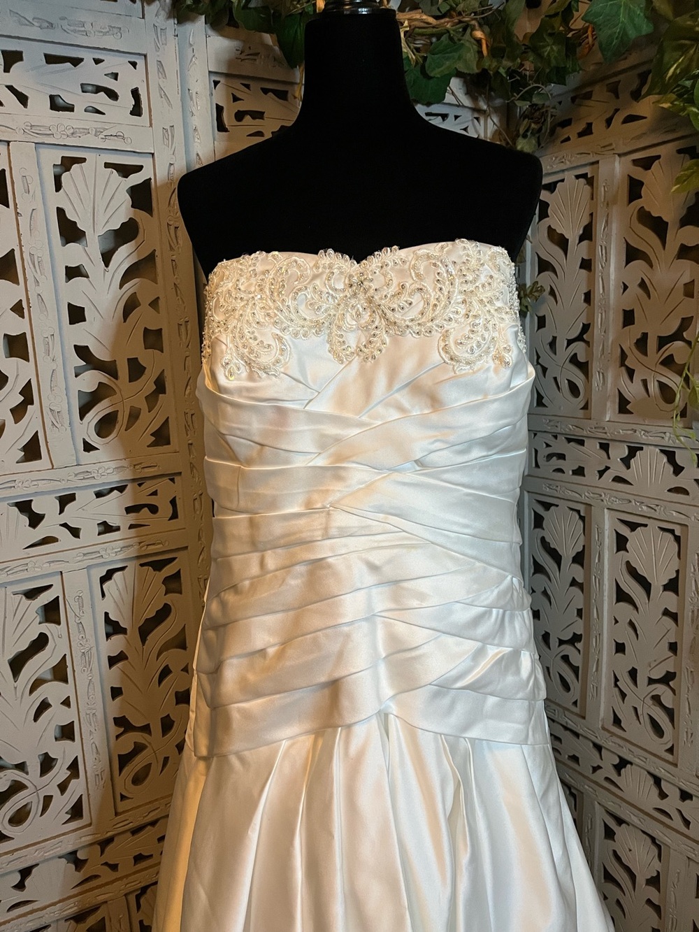 DAVIDS BRIDAL WHITE GLOSSY SATIN & SPARKLY SWEETHEART BUST WEDDING DRESS GOWN - Picture 2 of 14